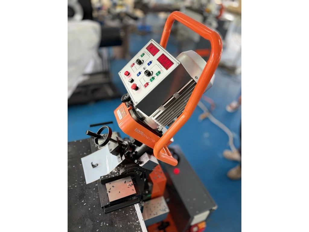 N.KO Fraiseuse automatique de bords soudés UZ47 SKILLMASTER